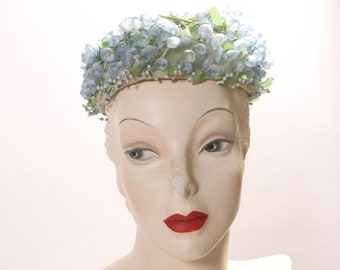 Sombrero pastillero formal cubierto de flores florales azules y verdes de la década de 1950 de Montaldo's