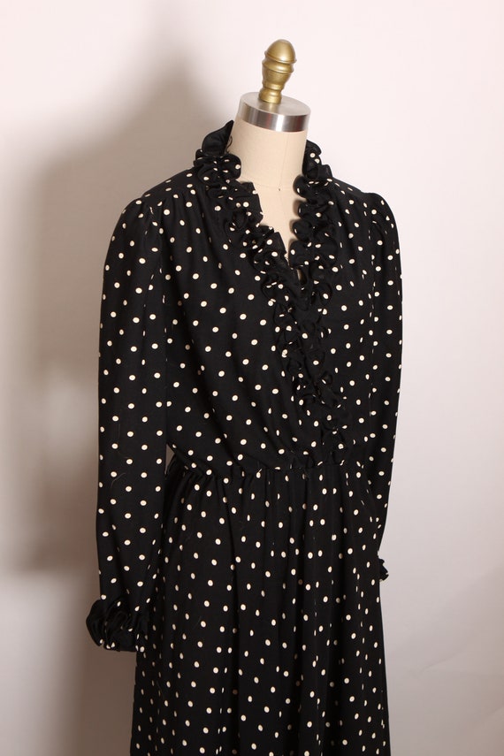 1970s Black and Cream Polka Dot Ruffle Collar V N… - image 5