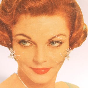 1960s Goldfarbene Metall-Faux-Perlen-Cluster baumelnde Ohrclips an Ohrringen