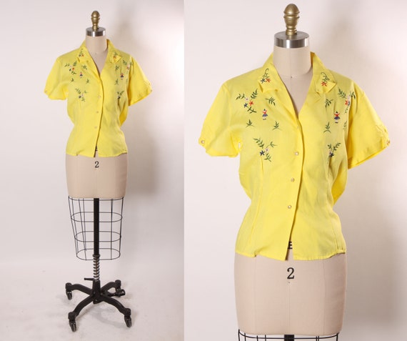 1960s Yellow Short Sleeve Embroidered Foliage and Figural Person Button Up Blouse by Hidaco -L