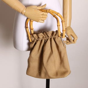 Bolso de mano de tela con asa superior de bambú marrón y tostado de los años 70