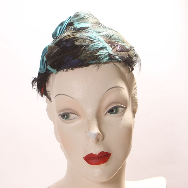 1950s 1960s Black, Blue and White Feather and Bow Detail Pointed Top Formal Hat by Chanda for Montaldo’s