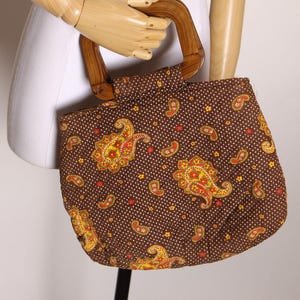 Bolso de mano con asa de madera y estampado paisley marrón y rojo de los años 70