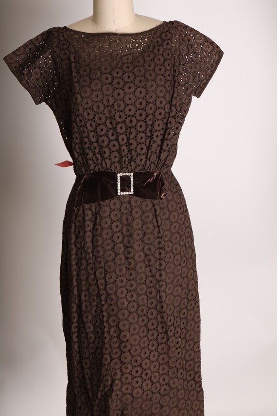 1950s Chocolate Brown Eyelet Lace Short Sleeve Ve… - image 4