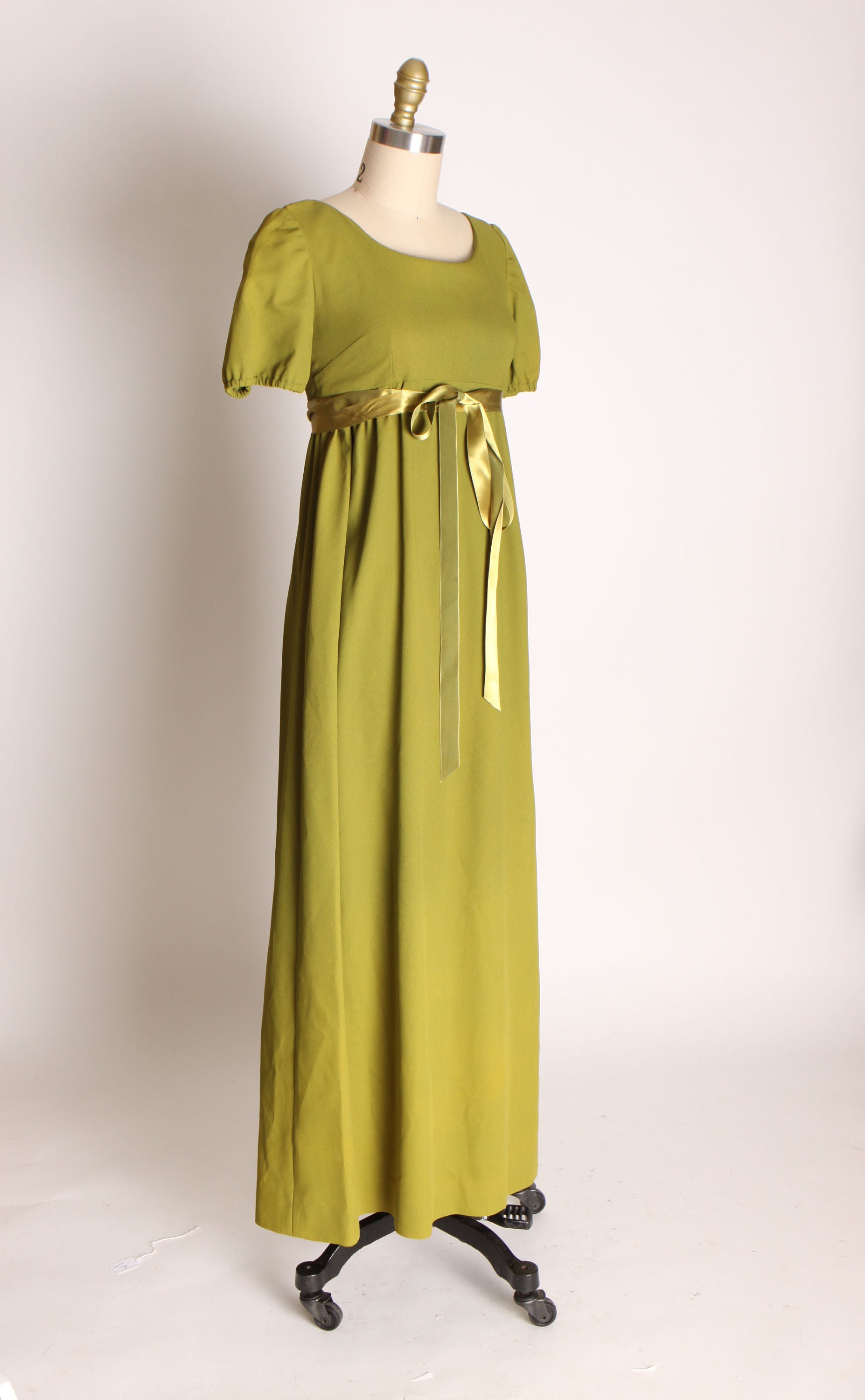 Vestido imperio de chiffon con hombros descubiertos y bolsillos Verde Oliva