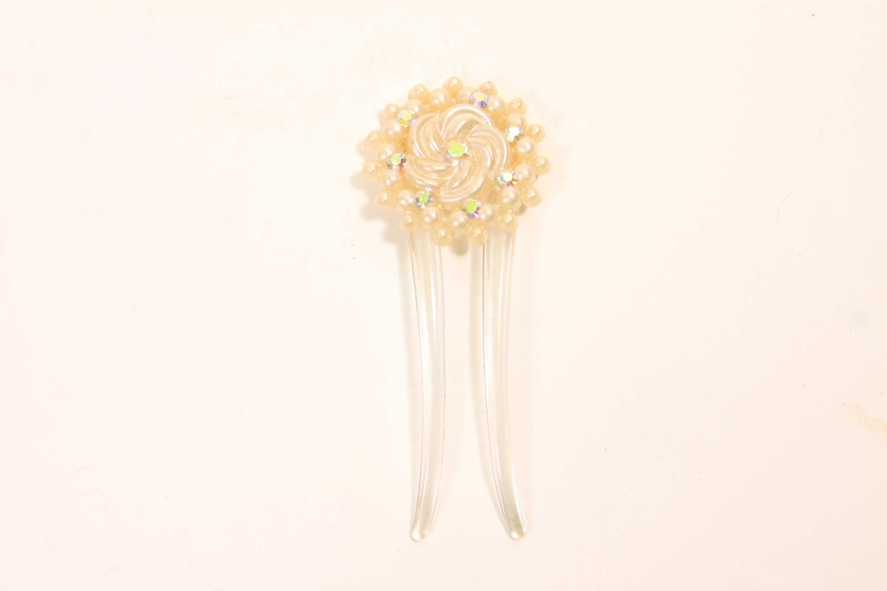 Paire De Clips (barrettes) Vintage Années 1940-1950 - Fleur Composite Blanc Translucide, Métal Doré - Occasion