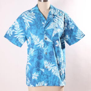 1960s 1970s Blue and White Floral Tropical Hibiscus Barkcloth Short Sleeve Button Down Mens Hawaiian Shirt by Royal Hawaiian -M