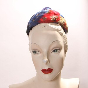 Cappello formale a punta con piume multicolori degli anni '50 e '60 di Rivera per Montaldo