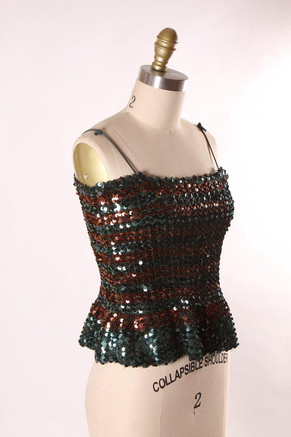 Blusa disco con tirantes finos, cintura acampanada y lentejuelas