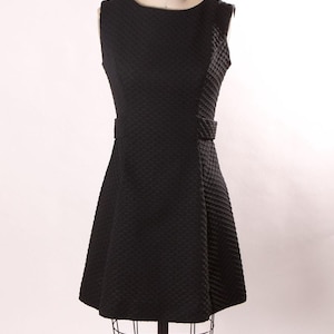 Vestido corto sin mangas con hebilla en la espalda de poliéster con textura de gofre negro de los años 60 (talla XS)