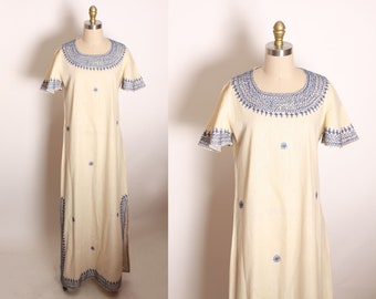 1970s Cream Off White and Blue Embroidered Boho Caftan Full Length Short Sleeve Pullover Dress -L