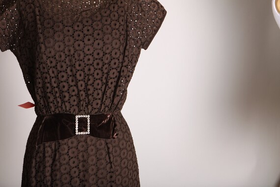 1950s Chocolate Brown Eyelet Lace Short Sleeve Ve… - image 5