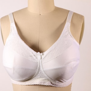 1970s White Floral Lace Trim Bow Detail Bra-40C