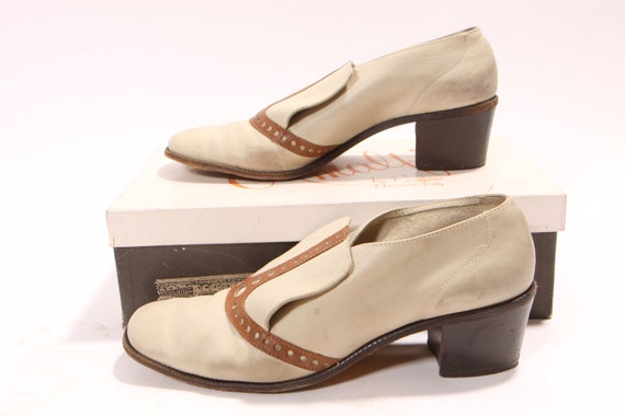 Late 1960s Early 1970s Cream and Tan Short High Heel Slip On Pumps Shoes by Amalji -8 1/2 B