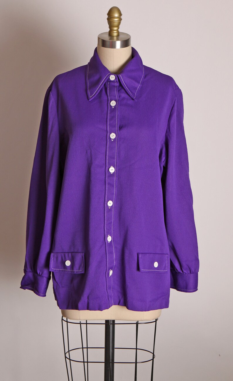 1970s Purple Knit Polyester Long Sleeve Button Up Front Pocketed Dagger Collar Shirt Blouse 1XL