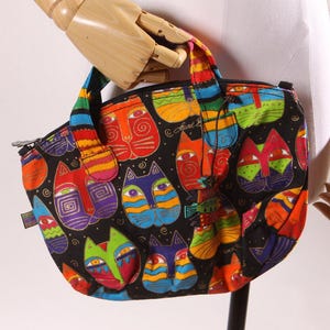 Cartera con asa superior, bandolera y correa para el hombro, con estampado de gato multicolor arcoíris, de Laurel Burch, de stock muerto, de los años 80