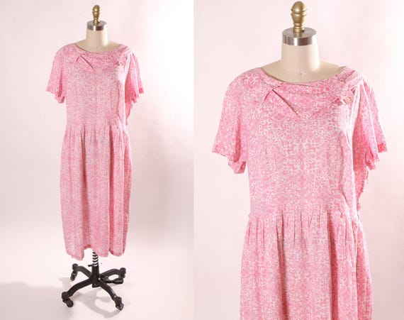Robe voluptueuse rose et blanche à manches courtes et boutons