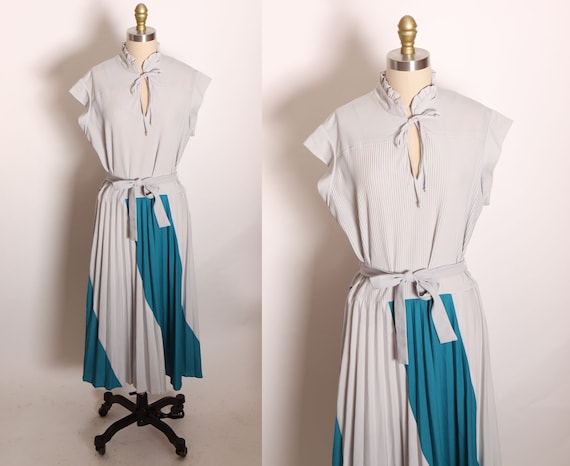 1970s Gray and Teal Blue Green Striped Swirl Pleated Short Sleeve Dress by Queens Row Inc -2XL