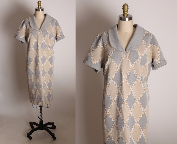 1970s Tan, White, Gray and Black Geometric Diamond Print Short Sleeve Double Knit Short Sleeve Shift Dress -1XL