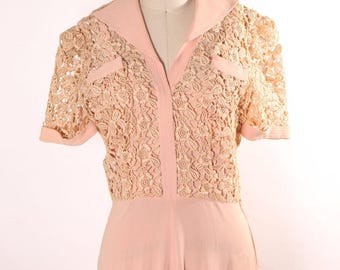 Vestido largo de manga corta con corpiño de encaje floral rosa claro transparente de los años 40 - Talla L