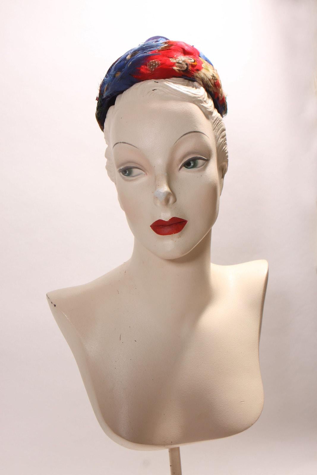 Buy 1950s 1960s Multi-colored Feather Pointed Top Formal Hat  display picture 3