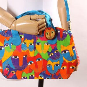 Cartera con asa superior, bandolera y correa para el hombro, con estampado de gato multicolor arcoíris, de Laurel Burch, de stock muerto, de los años 80