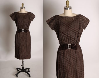 1950s Chocolate Brown Eyelet Lace Short Sleeve Velvet Rhinestone Bow Wiggle Dress -XS