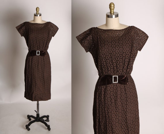 1950s Chocolate Brown Eyelet Lace Short Sleeve Ve… - image 1