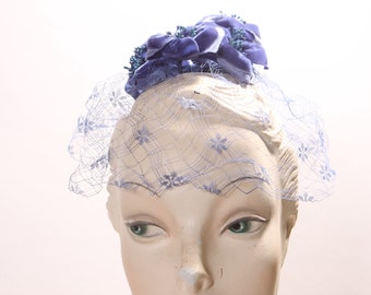 Pezzo per capelli con cappello fascinator in velo floreale di velluto blu viola degli anni '50