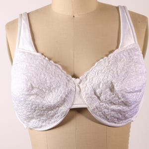 1980s White Floral Lace Floral Detail Bra by Vanity Fair-40C