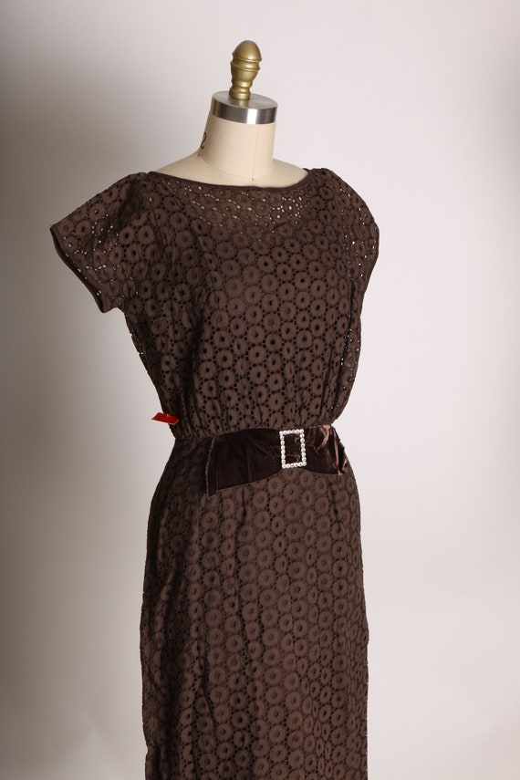 1950s Chocolate Brown Eyelet Lace Short Sleeve Ve… - image 7