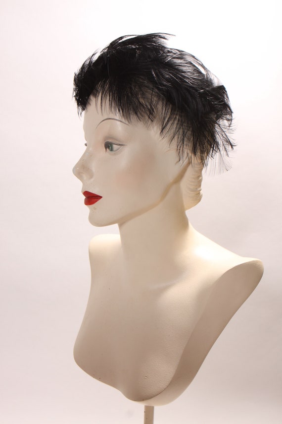 1950s Black Feather and Velvet Swirl Casque Forma… - image 4
