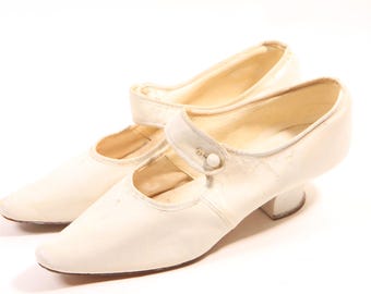 Antyczne buty ślubne z lat 1900-1910 w stylu edwardiańskim w kolorze kremowo-białym z szpiczastym noskiem i wysokim obcasem