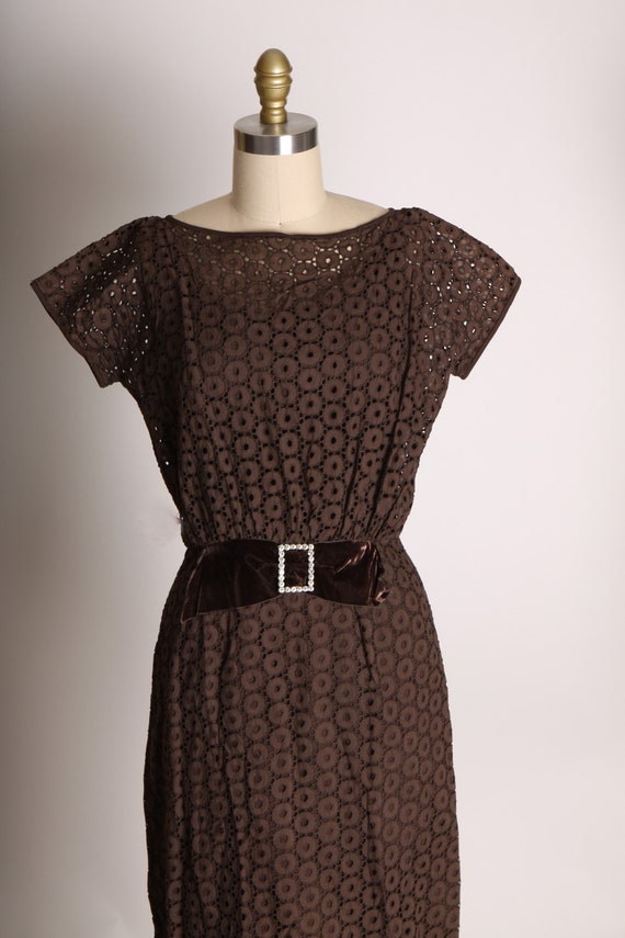 1950s Chocolate Brown Eyelet Lace Short Sleeve Ve… - image 3