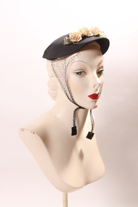 1940s 1950s Black and Cream Flower Detail Black Veil Hat