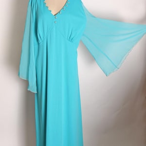 Robe de bal bleu turquoise et or des années 1970 avec manches aile d&#39;ange transparente sur toute la longueur, grande taille, par Lily Lynn -2XL