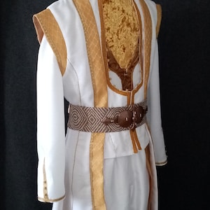 Puede incluir: Un conjunto de tres jarrones de cer&aacute;mica blanca con textura acanalada. El jarr&oacute;n m&aacute;s alto mide unos 25 cm de altura. Los otros dos son m&aacute;s peque&ntilde;os. Los jarrones son de diferentes tama&ntilde;os.