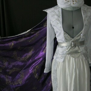 Puede incluir: Un juego de tres tazas de cer&aacute;mica con un acabado mate moteado. Las tazas son de color crema, gris claro y gris oscuro. Cada taza tiene un dise&ntilde;o simple y minimalista y un asa redondeada.