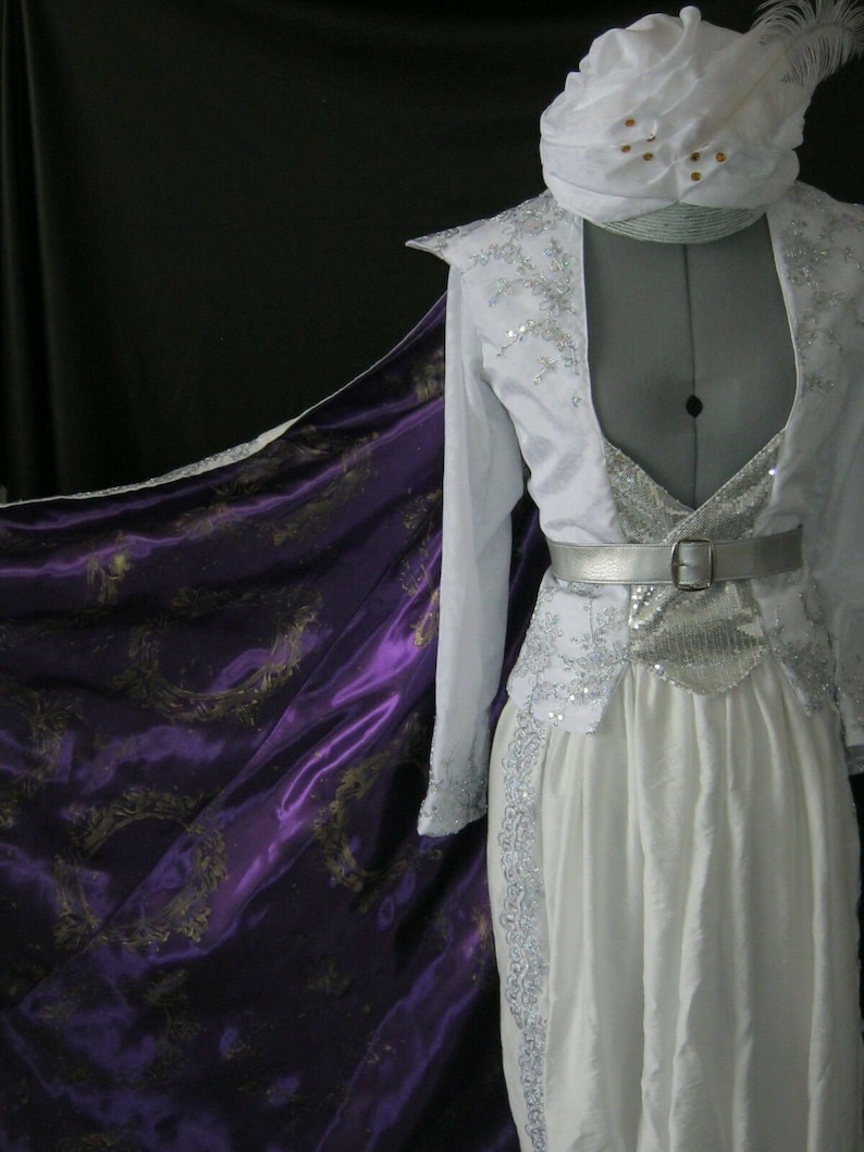 Puede incluir: Un juego de tres tazas de cer&aacute;mica con un acabado mate moteado. Las tazas son de color crema, gris claro y gris oscuro. Cada taza tiene un dise&ntilde;o simple y minimalista y un asa redondeada.