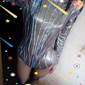 以下が含まれることがあります： 手書き風の「Welcome」の文字が入った素朴な木製サイン。使い古したような仕上がりで、シンプルで魅力的なデザイン。玄関やポーチに最適です。