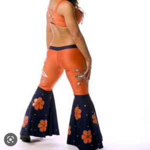 Puede incluir: Un juego de tres tazas de cer&aacute;mica con un acabado mate moteado. Las tazas son en tonos crema, gris claro y gris oscuro. Cada taza tiene un dise&ntilde;o simple y minimalista y un asa redondeada.