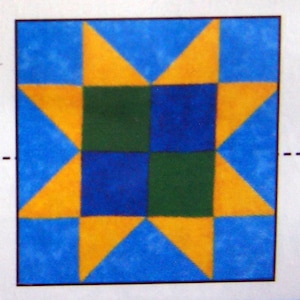 Puede incluir: Tela e instrucciones para un bloque de estrella de cuatro parches, bloque número 3. El bloque es una estrella amarilla y azul con un centro verde y azul.