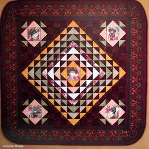 Puede incluir: Una portada de libro de patrones de acolchado titulada "Pocket Quilts" con el subtítulo "¡6 Quilts divertidos y creativos con bolsillos 3D!" La portada presenta una colcha con un diseño de mosaico victoriano en tonos rojos, dorados, verdes y blancos.