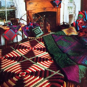 Peut inclure: Un livre intitulé AMISH PATCHWORK Full-Size Patterns for 46 Authentic Designs par Suzy Lawson. La couverture présente une photographie d'une pièce avec plusieurs courtepointes en patchwork colorées dans des tons de rouge, violet, vert et noir.
