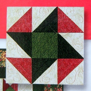 Puede incluir: Un patrón de bloque de colcha con un diseño verde, rojo y blanco. El bloque está etiquetado como "MES 2".