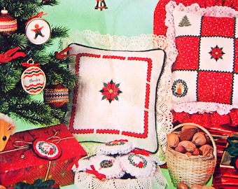 Könnte beinhalten: Ein Weihnachts-Stickbuch mit dem Titel "Once Upon a Christmas" und dem Untertitel "Forever Friends Needlework Designs". Das Cover zeigt einen geschmückten Weihnachtsbaum, ein rotes und weißes Kreuzstich-Design einer Weihnachtsszene und ein Kissen mit einem roten und weißen Kreuzstich-Design.