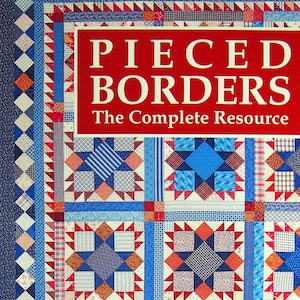 Puede incluir: Un juego de tres tazas de cerámica con un acabado moteado y mate. Las tazas son de color crema, gris claro y gris oscuro. Cada taza tiene un diseño simple y minimalista.