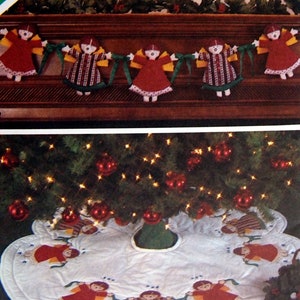 Könnte beinhalten: Ein Vintage-Nähmuster von Simplicity für einen Christbaumrock und eine Girlande mit einem Design aus roten und weißen Engeln, die sich an den Händen halten. Das Muster trägt den Titel "The Vanessa-Ann Collection" und kostet 4,50 $.