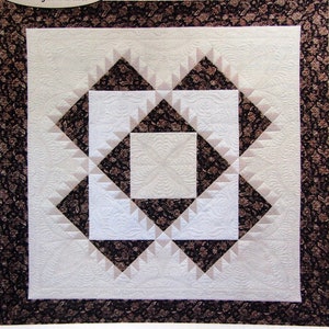 Puede incluir: Patrón de acolchado para Berkeley Castle con la tela Stratford Park de Northcott. El patrón es para un acolchado que mide 85 pulgadas por 85 pulgadas. El patrón es de Patchworks Studio.