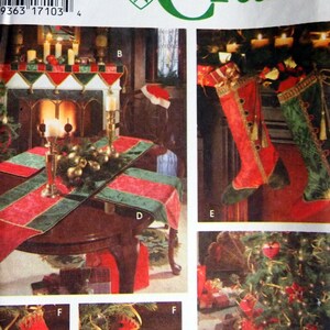 Könnte beinhalten: Ein Nähmuster von Simplicity Crafts für Weihnachtsdekorationen. Das Muster enthält Anleitungen zum Nähen eines Tischläufers, Strümpfe und Ornamente. Das Muster ist mit Fotos der fertigen Projekte illustriert.